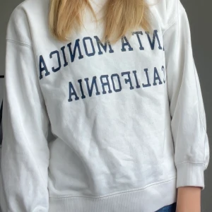Vit sweatshirt med tryck från zara, strl 11-12 år/152cm - Vit sweatshirt med tryck från zara i strl 11-12 år/152cm. Fin sweatshirt i gott skick, köparen står för frakt💓