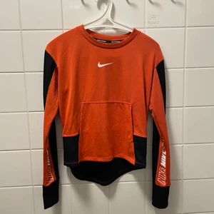 NIKE topp - Nike running topp. Knappt använd. Kan mötas i Stockholm eller skicka (köpare står för frakt) 💕🌸 