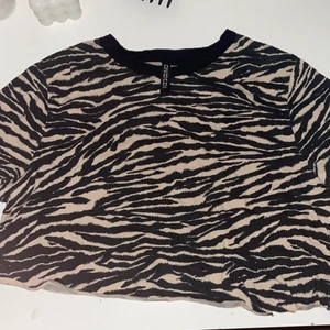 Magtröja  - Magtröja från hm divided i tigermönster. Bra skick, användt cirka 1 gång. Finns inte kvar att köpa!
