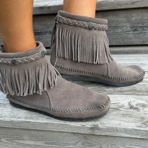 Minnetonka - Populära stövletter från Minnetonka! Knappt använda, i nyskick! Inköpta på matilde i pk-huset❣️