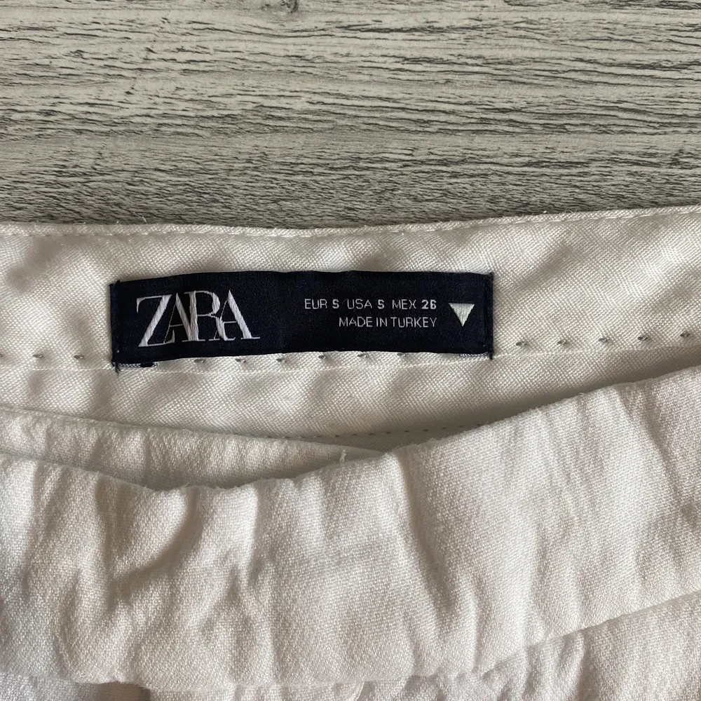 Vita linnebyxor från Zara, storlek S. Endast använda en gång. Två svaga, urtvättade fläckar vid vänstra vaden annars i bra skick. . Jeans & Byxor.