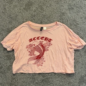 T-short från H&m - Skön t-shirt från H&M. Använt en gång på en tema dag på jobbet. Köparen står för frakten.