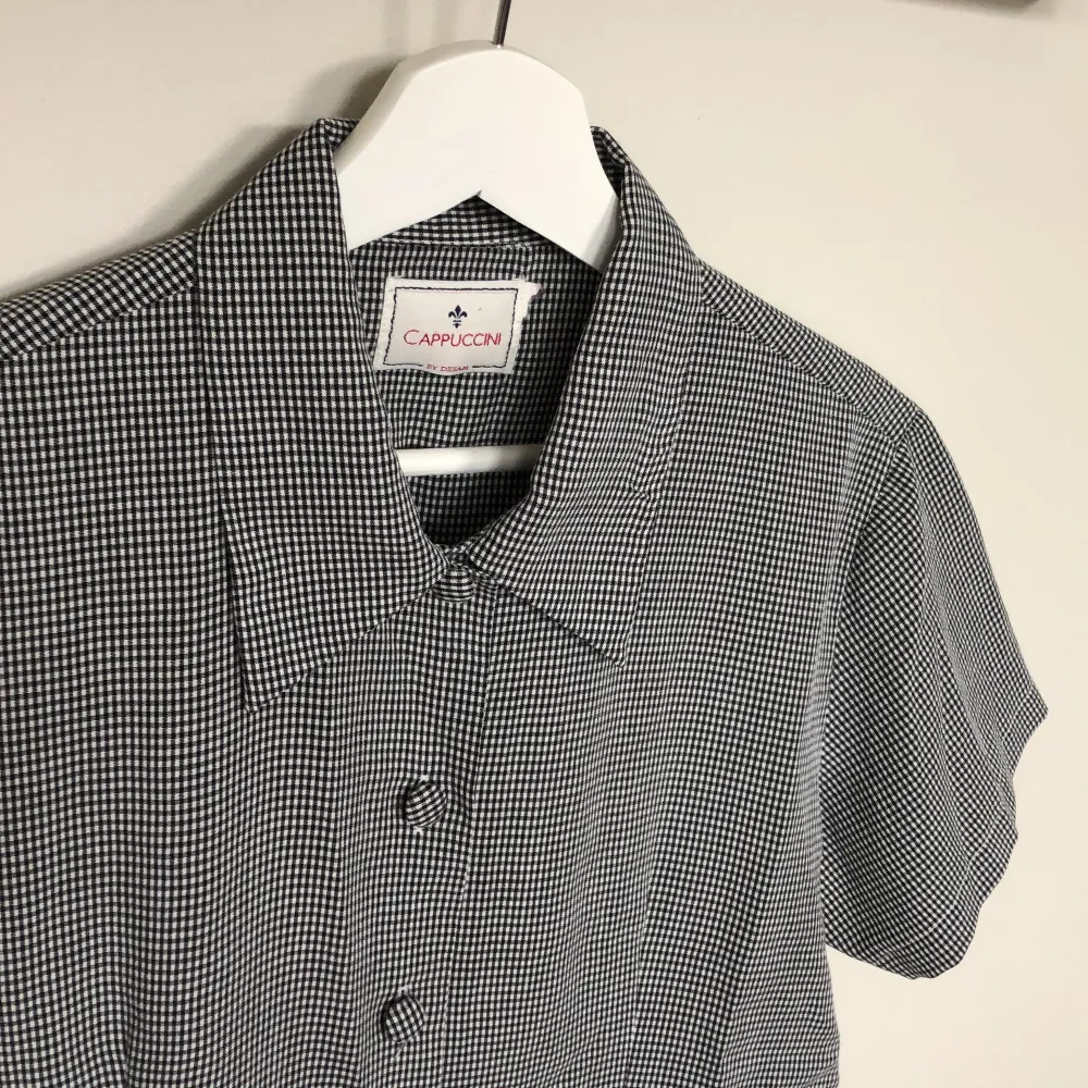 En kortärmad skjorta som jag köpt second hand men aldrig använt🖤 Står ingen storlek men skulle säga att den passar XS-S. Köparen står för frakten . Skjortor.