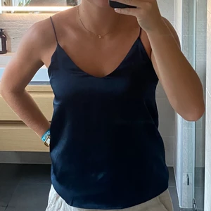 Linne Samsoe Samsoe  - Säljer detta marinblåa satinlinne från Samsoe Samsoe. Gissningsvis storlek S. Du som köpare står för frakt. Nyskick😊