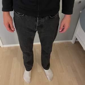 Svarta jeans i straight modell, storlek W28 L32. Köpta för 250kr. 