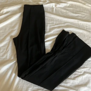 Byxor med slits - Supersköna och stretchiga svarta byxor med slits perfekt nu till hösten! Köpte de som second hand på nakd men de är som helt nya och i mycket fint skick ✨✨