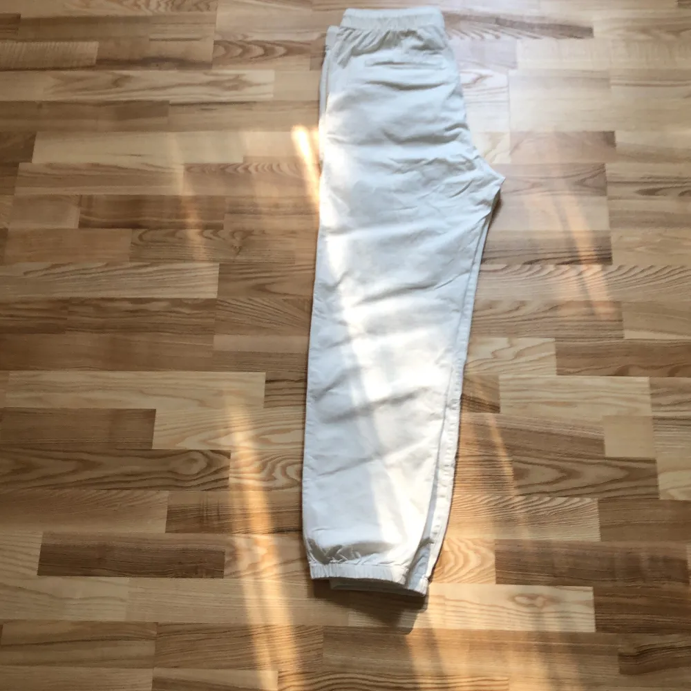 Säljer ett par vita byxor, storlek M, aldrig andvänt då dom är för stora på mig,. Jeans & Byxor.