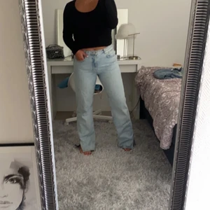 Ginatricot jeans - Jätte fina jeans ifrån gina med en slits ner till använda 2 gånger och inte mer 💗