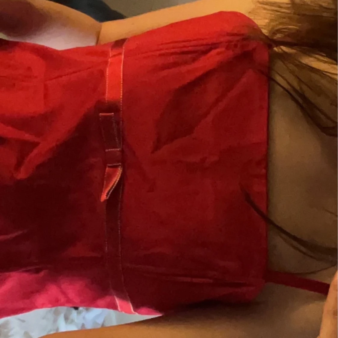 Rött linne med rosett - 91