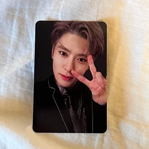 Jaehyun official photocard irregular version - förlåt för att min kamera får den att se så crusty ut 😩 har aldrig varit utanför albumet och är i väldigt bra skick!