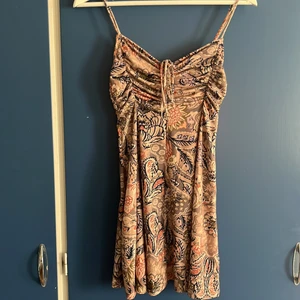 Urban outfitters klänning - En något använd klänning från Urban outfitters! Storlek S men stretchar så passar nog mellan xs(min vanliga storlek)- M