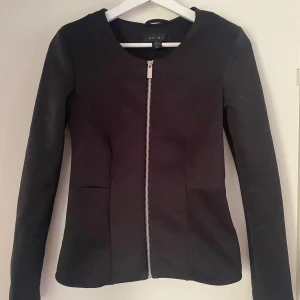 Svart tröja - Svart tröja med drsgkedja säljes. 