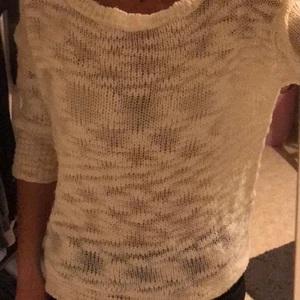 Stickad tröja stl M - Typ gräddvit stickad tröja, stl M  Trekvarts ärm Dåligt ljus på första bilden, bild 2 är mer rättvis i färgen 