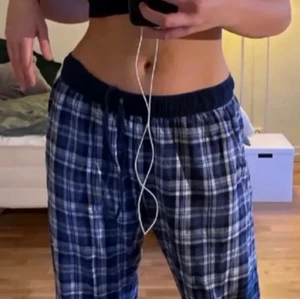 Pyjamasbyxor - Pyjamas byxor från Kappahl. Storlek 170, knappt använda. Passar nog perfekt på nån från 161 till 169 skulle jag säga! Dom har snören (Lånade bilder) 