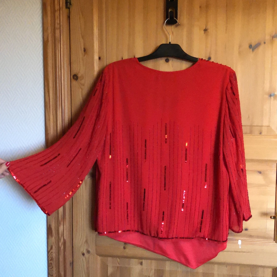 Härligt glittrande röd i stl 44 - 90