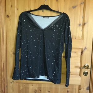 Svart tunn med tryck från Aimchic - Nyskick. Tunt tyg. Står stl M men är i mitt tycke en L. Svart botten med tryck.   Frakten ingår