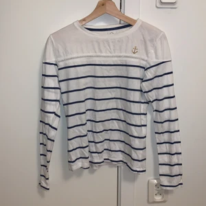 Randig långärmad tröja  - Söt långärmad tröja köpt i en butik i Frankrike. Storlek M men passar S. 