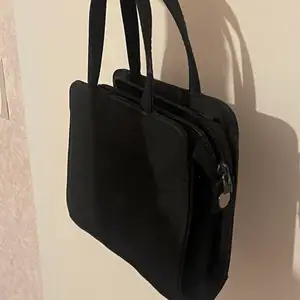 Liten väska som får plats med mobile , korta tuggummi, pengar och mer… som handbag till utekvällar eller annat💞 färgen svart och i jätte bra skick, alldrig använd, köptes för 160kr men säljer den för 125 kr (pris kan diskuteras om man köper snabbt ) 