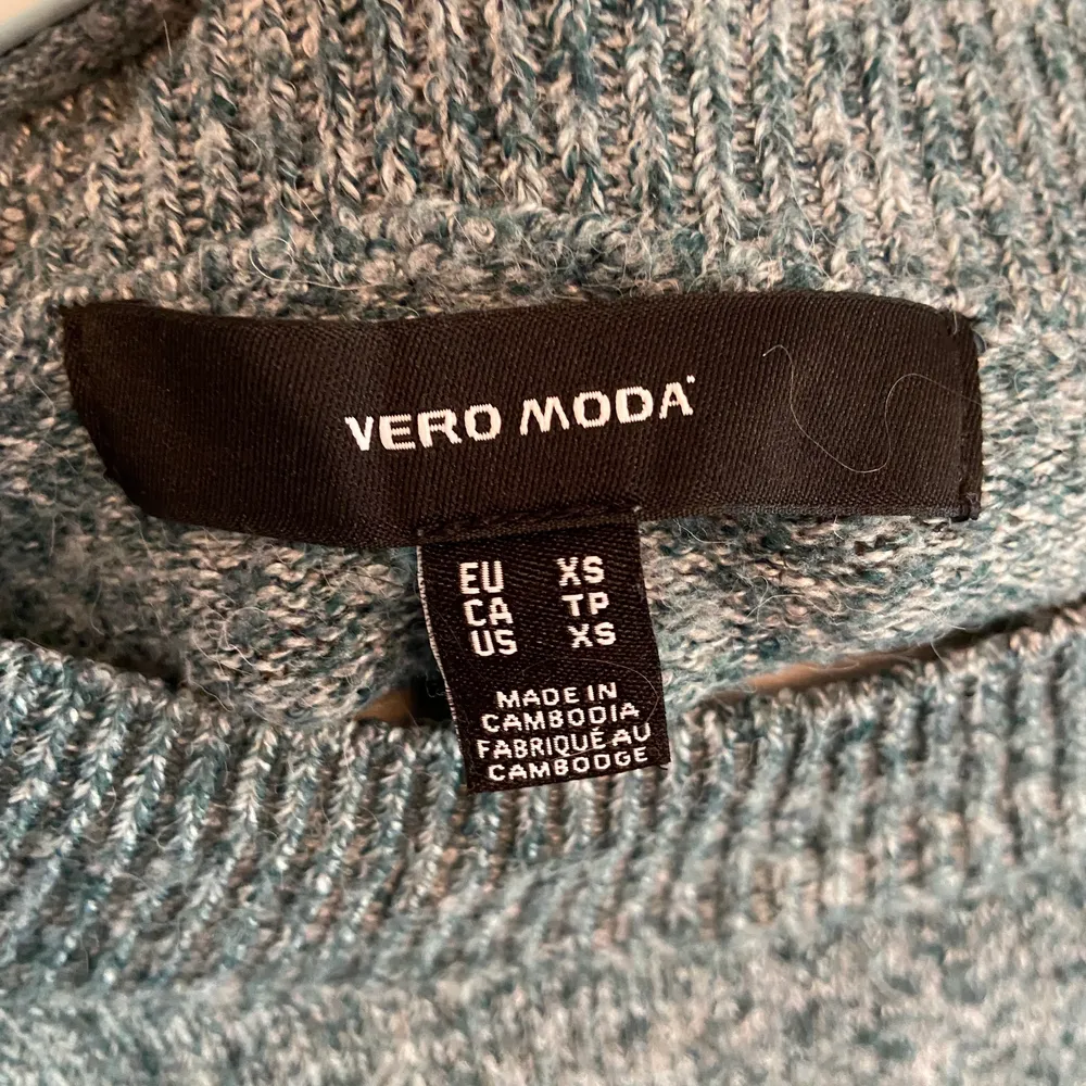 Säljer min stickade tröja från Vero Moda då den inte kommer till andvändning längre!💕 Den är andvänd några gånger men i bra skick!💕. Stickat.