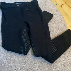 Ridbyxor  - Säljer pågrund av att dom inte passar, det är ett par svarta ridbyxor som jag aldrig har ridit med så aldrig använda bara provade!