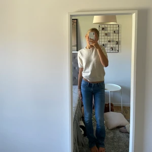 Lågmidjade jeans - Säljer mina ursnygga lågmidjade jeans från crocker. Dom är använda men i väldigt bra skick. Skriv till mig privat om ni är intresserade av att köpa!🙂💗 