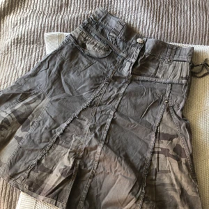 Kjol - Säljer denna snygga kjol som jag köpte utomlands, inga defekter o aldrig använd! Pris kan diskuteras!:)