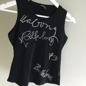 Linne - Svart Billabong linne med tryck på, passar till xs-m