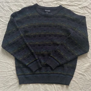 stickad tröja - säljer denna stickade tröja i mörkblå, violett, grön och svart. så himla fin med kommer inte till användning. köpt här på plick av miki milovancevic, bilderna är även lånade av henne. passar bäst på XS-M. frakt tillkommer på 66kr❤️