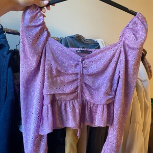 Söt topp från zara - Skitsöt ljuslila topp från zara men har endast använt en gång.