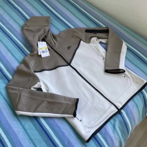 Nike tech storlek M - Nike tech storlek M för liten på mig helt ny 