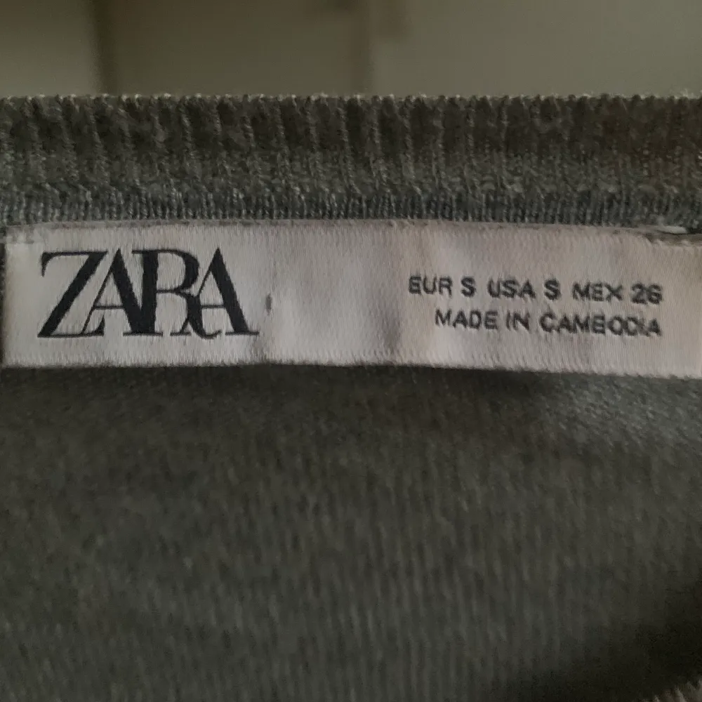 En tunn tröja från Zara som är super skön! Storlek S, säljer då jag inte använder längre. . Tröjor & Koftor.