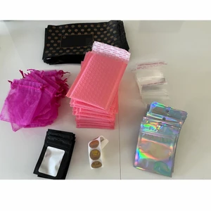 Massor av packmaterial för small business - Säljer ca 150 påsar och fraktmaterial lämpligt för smycken och småsaker.  +50 av de svarta, +35 rosa med bubbelplast, ca 90 övriga zip med ex hologram
