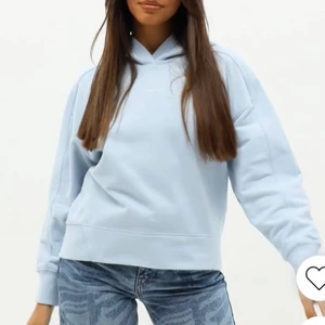 Calvin Klein hoodie - Säljer min fina hoodie, som verkligen bara testats, och aldrig använt. Den har en fin grå blå färg, som är ljus och är gosig inne. Köptes för 1000kr. (inte mina bilder) men kan skicka bilder på den❤️