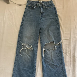 Baggy jeans med hål - Snygga jeans från lager 157. Nyskick och de är i strolek xxs men passar mig med xs/s. 💗💗kontakta mig för mer bilder. Köpta för 350kr, säljer för 99kr
