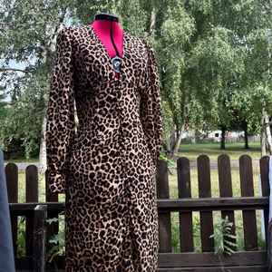 Leopardklänning - Otroligt frin klänning som jag köpt på sellpy! Från Nakd. Strl 36. Lite sliten vid knappar men inget som stör helheten.