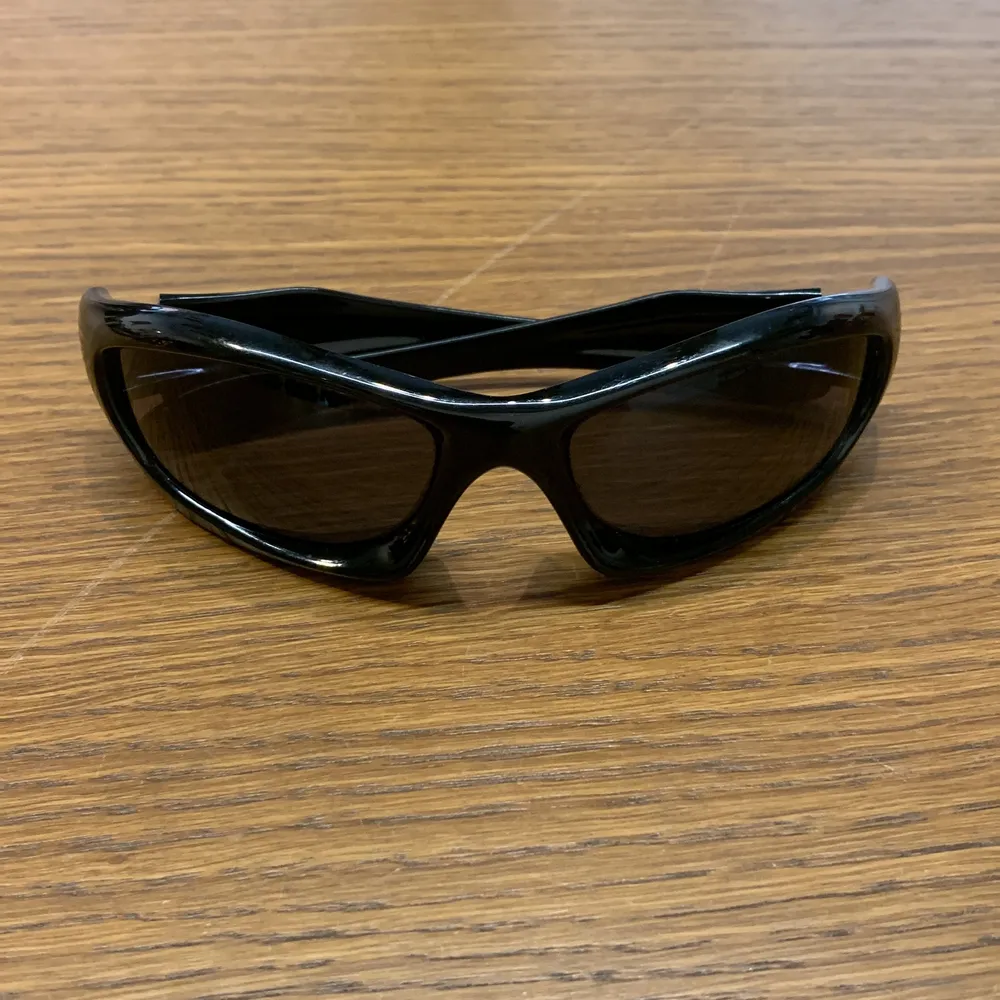  Ett par svarta Oakley glassögon från 2000s som passar alla skit snygg modell och Nice fit på dom. Skickar mer bilder om någon är intresserad köpare står för farit. Accessoarer.