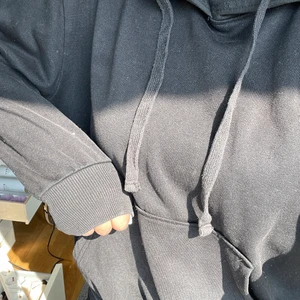 Hoddie  - Säljer denna svarta hoddie då den inte är min stil längre❣️ storlek: S  Den är från H&M, divided 