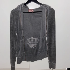 Juicy kofta - Vitage juicy couture zip tröja, dragkedjan funkar inte och den är lite rostig därav priset men den är äkta, strl M men är mer en S❤️