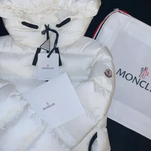 Äkta moncler jacka  - Gör en intresse koll på min monclear jacka. Själv klart äkta och äkthets bevis finns. Vid fler bilder, frågor, info osv skriv till mig.   Kom med bud! Inget är ditt för ens det är betalt! 