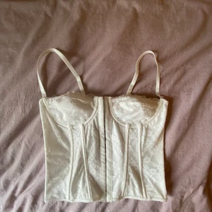 Vit korsett - Vit korsett i storlek M men passar S-L, skjusterbara band , oanvänd! 🤍