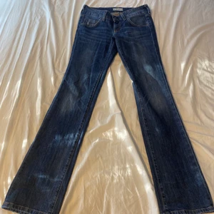 Lee jeans - Fina jeans ifrån Lee med låg midja. Säljer pågrund av att jag har liknande och lite för stora. Midjemåttet är 83 och innerbenslängden är 88 ☺️❤️