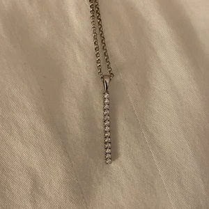 Halsband  - Jättegulligt halsband från Hallbergs guld. Kan inte hitta de på hemsidan så tror inte man kan köpa de längre. Använt max 5 gånger så finns inga täcken på användning. 