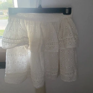 Jättefin vit kjol i brodyr  - Helt ny. Inte alls använd. Inga fläckar! Är som storlek S