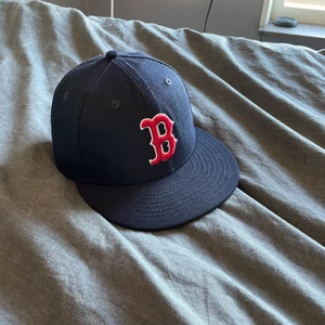 new era keps  - säljer den för att den var förliten för mig, har använt den 2 gånger typ så de e ny skick på den 