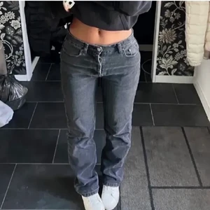 gråa zara jeans  - FÖRSTA BILDEN ÄR LÅNAD! säljer mina jätte snygga mid rise gråa jeans från zara, har inte så mycket användning för de längre. kör budgivning om fler är intresserade!  