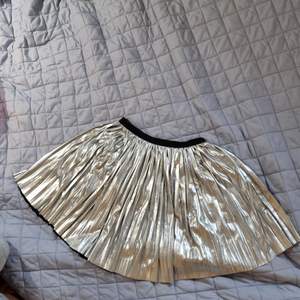 Silver kjol Storlek: 146/152 Använd 3gånger Gumiband i midjan Mer info priv