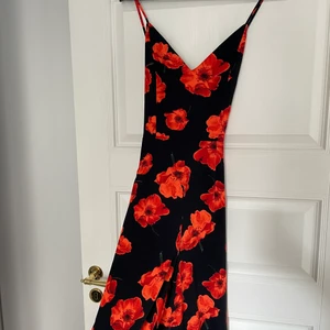 Byxdress lång blommig - 🌹 SUPERfin byxdress! Svart med röda blommor! Riktigt ball! Långa ben och sitter åt i midjan, korsade axelband bak! 🌹