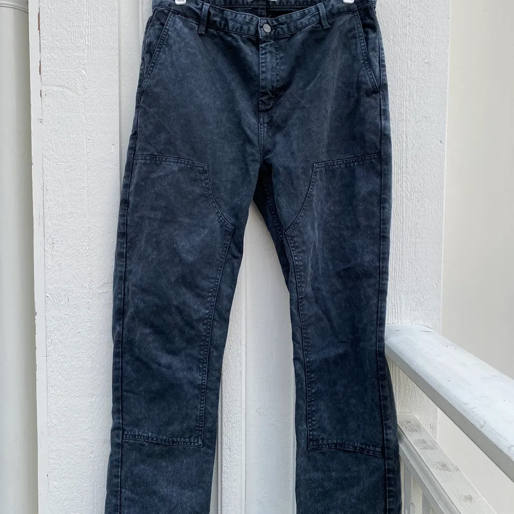 Säljer dessa svarta Carhartt byxor i mycket bra skick. Byxorna köptes helt nya och har endast använts ett fåtal gånger. Inga defekter på dessa alls. Originalpriset ligger på ungefär 1200kr. . Jeans & Byxor.