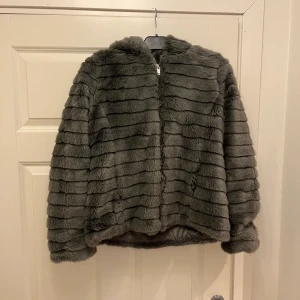 Grå pälsjacka - Grå pälsjacka (fake päls) i storlek L men är som en S/M. Jätte fin och mysig, perfekt för vintern. Använd fåtal gånger så den är i super fint skick.
