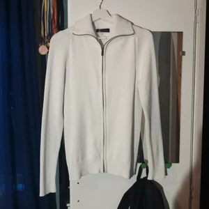 Zara ziptröja - Säljer min zara ziptröja där passformen var inte riktigt för mig, tröjan är nyskick och använt max 5  gånger, priset kan diskuteras 